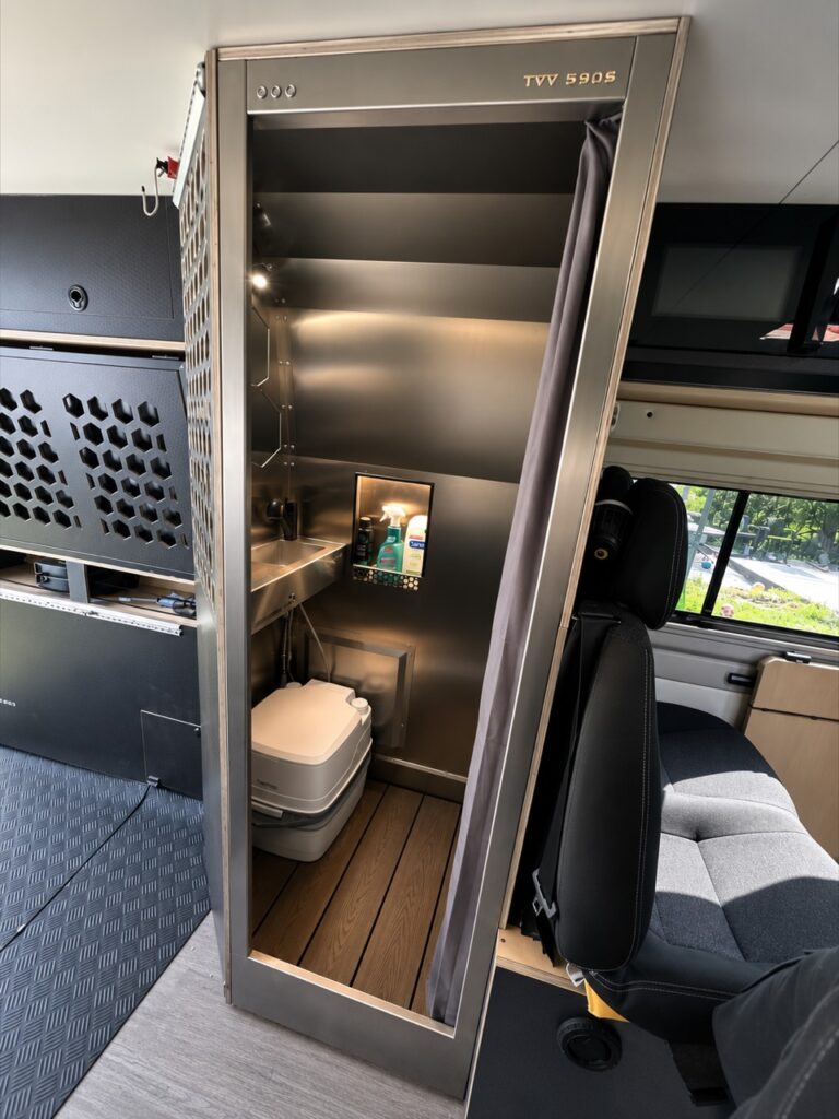 Cabina de ducha inoxidable instalada en una camper — Fierro Works
