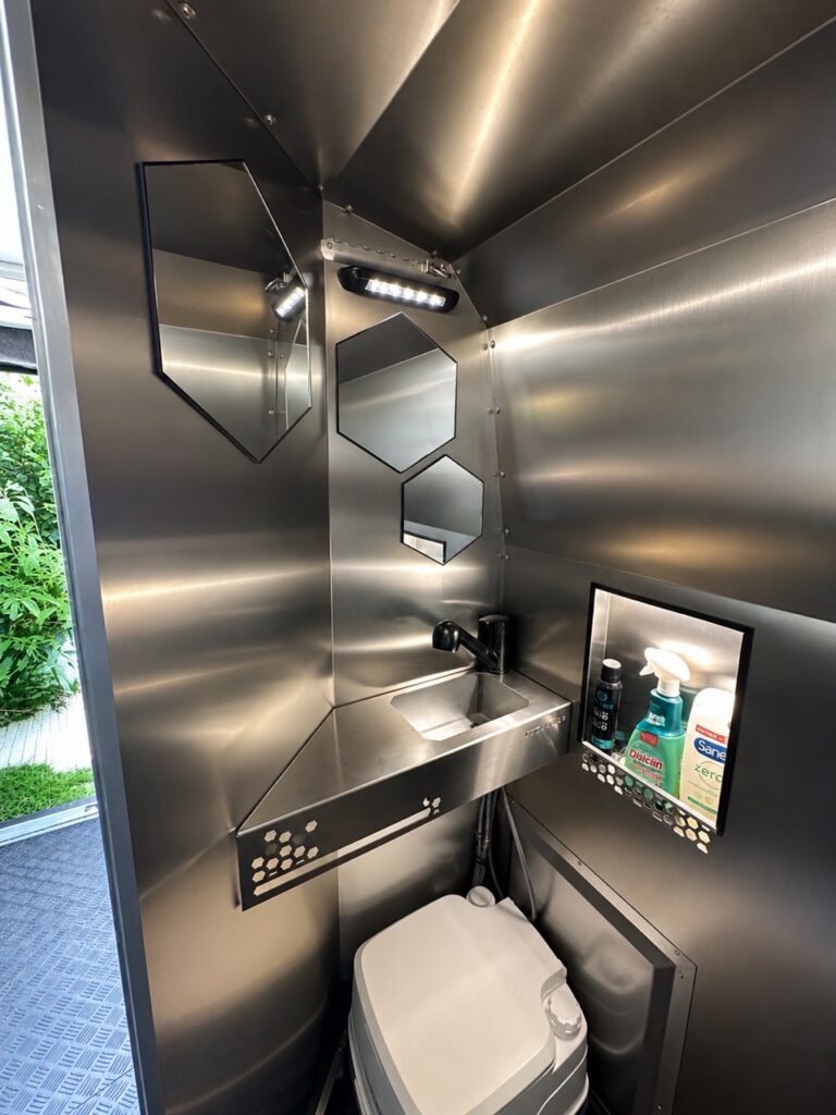 Interior de cabina inoxidable con lavabo y alojamiento de accesorios