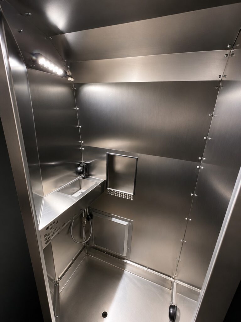 Plato y zona interior de una cabina de ducha en acero inoxidable